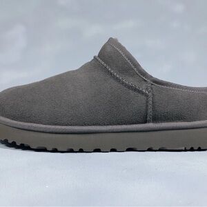 Ugg Classic Slipper, lined, gray suede 8 women’s